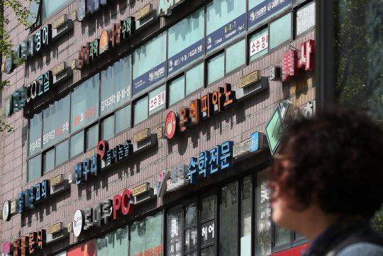 서울시의 한 학원가 밀집 지역에 학원 간판들이 어지럽게 걸려있다. /연합뉴스