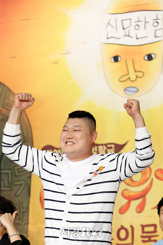 방송인 강호동이 13일 오후 서울 영등포구 타임스퀘어 아모리스 홀에서 열린 tvN ‘신서유기4’ 제작발표회에 참석해 포즈를 취하고 있다.