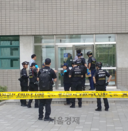 13일 사제폭발물이 폭할한 서울 서대문구 연세대학교 제1공학관에 특공대 70여명이 현장에 투입됐다./신다은 기자
