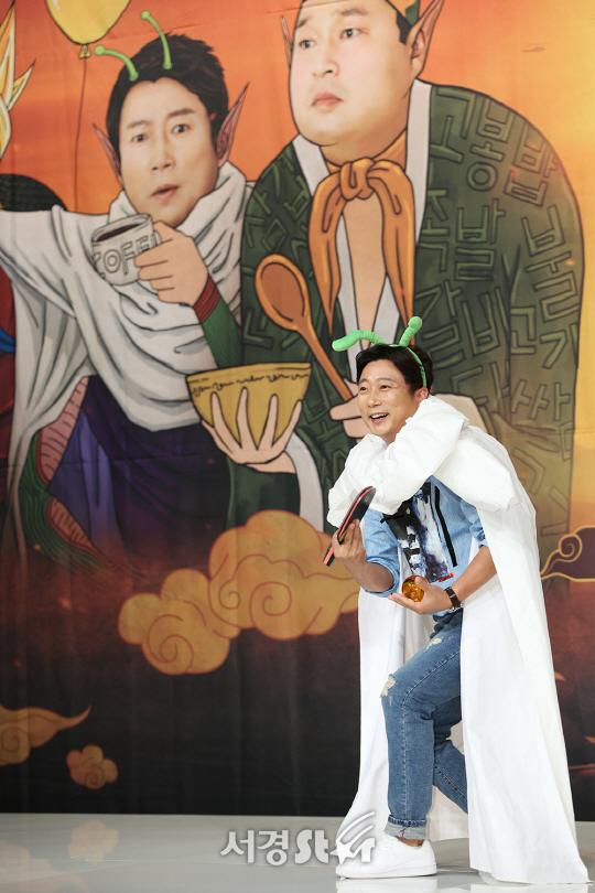 방송인 이수근이 13일 오후 서울 영등포구 타임스퀘어 아모리스 홀에서 열린 tvN ‘신서유기4’ 제작발표회에 참석해 포즈를 취하고 있다.