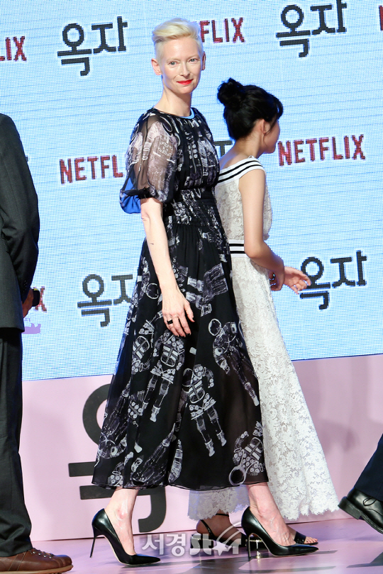 배우 틸다 스윈튼이 13일 오후 서울 영등포구 타임스퀘어에서 열린 영화 ‘옥자(감독 봉준호)’ 레드카펫 행사에 참석하고 있다.