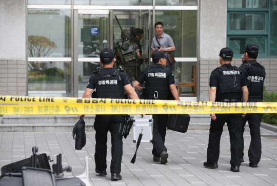 13일 폭발 사고가 발생한 서울 서대문구 연세대 제1공학관으로 군 관계자와 경찰특공대원들이 들어가고 있다.  /연합뉴스