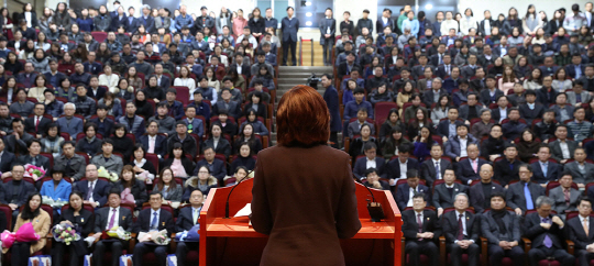 지난 1월2일 정부세종청사 15동 대강당에서 열린 문화체육관광부 시무식에서 공무원들이 새해 업무의 각오를 다지고 있다. /서울경제DB