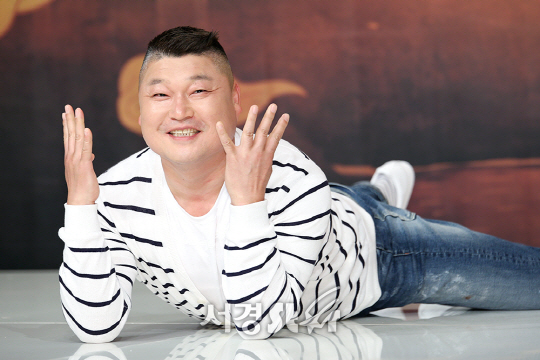 방송인 강호동이 13일 오후 서울 영등포구 타임스퀘어 아모리스 홀에서 열린 tvN ‘신서유기4’ 제작발표회에 참석해 포즈를 취하고 있다.