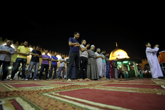 이슬람교인들에게 신성한 달인 라마단 기간을 맞아 이집트 무슬림들이 지난달 31일 모스크에 모여 기도하고 있다. /카이로=로이터.연합뉴스