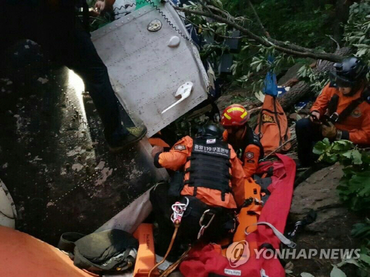 소요산 정상 부근서 민간헬기 추락…조종사 2명 부상