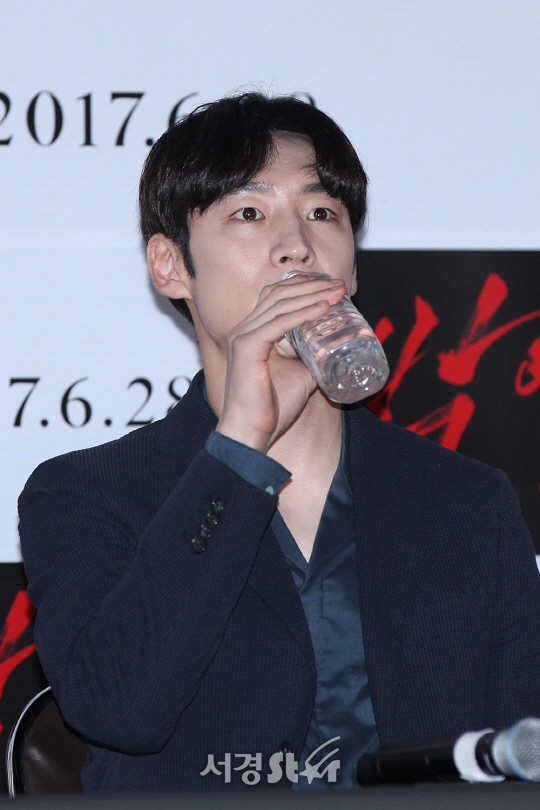 배우 이제훈이 13일 오후 서울 중구 을지로 동대문 메가박스에서 열린 영화 ‘박열’ 언론시사회에 참석했다.