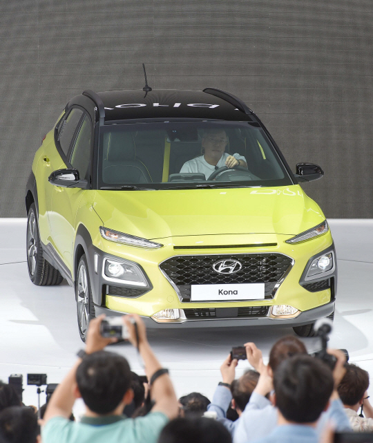 정의선 현대자동차 부회장이 13일 고양시 현대 모터스튜디오 고양에서 현대자동차의 첫 글로벌 소형 SUV ‘코나’를 최초 공개하고 있다./권욱기자