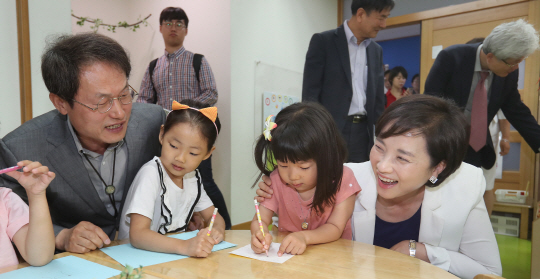 유은혜(오른쪽) 국정기획자문위원회 사회분과위원과 조희연(왼쪽) 서울시교육감이 13일 오전 중랑구 새솔유치원에서 열린 현장방문에서 어린이들과 웃으며 대화하고 있다./연합뉴스