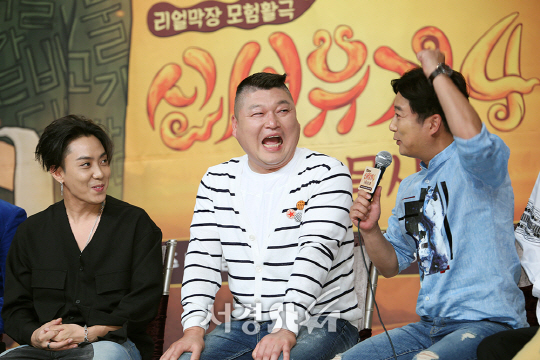 젝스키스 은지원(왼쪽부터), 방송인 강호동, 이수근이 13일 오후 서울 영등포구 타임스퀘어 아모리스 홀에서 열린 tvN ‘신서유기4’ 제작발표회에 참석하고 있다.