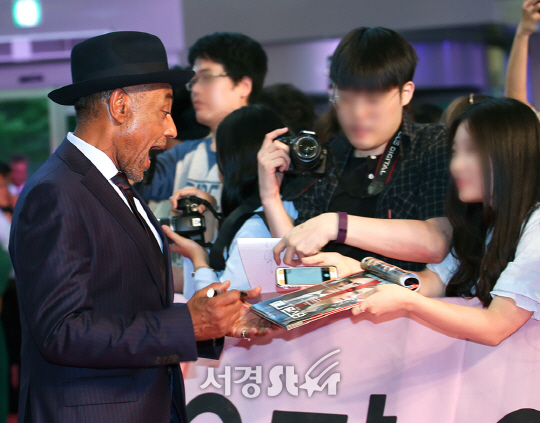 배우 지안카를로 에스포지토가 13일 오후 서울 영등포구 타임스퀘어에서 열린 영화 ‘옥자(감독 봉준호)’ 레드카펫 행사에 참석하고 있다.