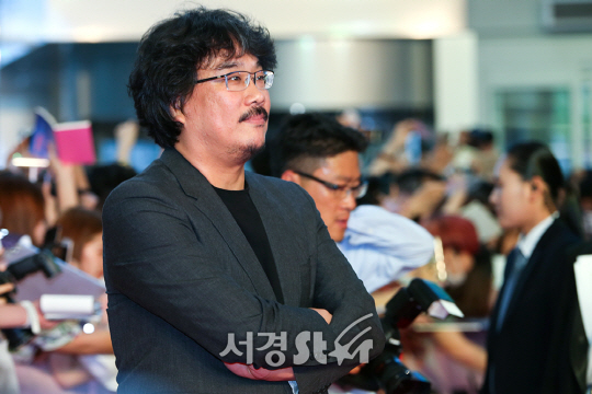 봉준호 감독이 13일 오후 서울 영등포구 타임스퀘어에서 열린 영화 ‘옥자(감독 봉준호)’ 레드카펫 행사에 참석하고 있다.