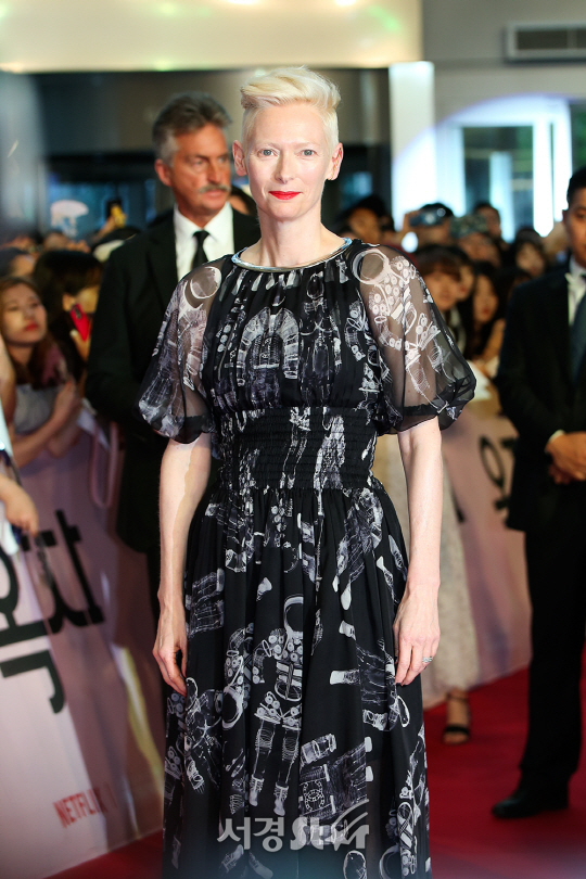 배우 틸다 스윈튼이 13일 오후 서울 영등포구 타임스퀘어에서 열린 영화 ‘옥자(감독 봉준호)’ 레드카펫 행사에 참석하고 있다.