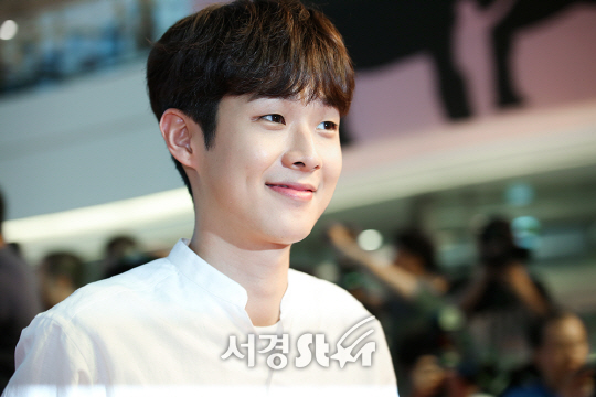 배우 최우식이 13일 오후 서울 영등포구 타임스퀘어에서 열린 영화 ‘옥자(감독 봉준호)’ 레드카펫 행사에 참석하고 있다.