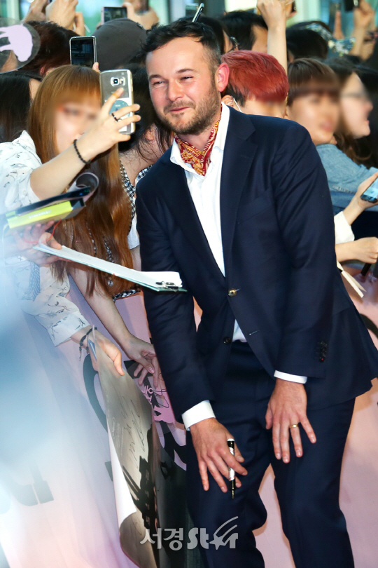 배우 다니엘 헨셜이 13일 오후 서울 영등포구 타임스퀘어에서 열린 영화 ‘옥자(감독 봉준호)’ 레드카펫 행사에 참석하고 있다.