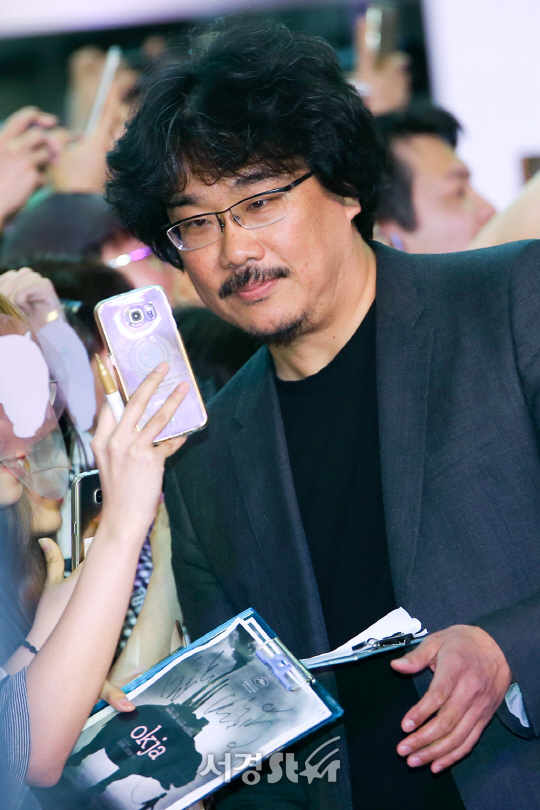 봉준호 감독이 13일 오후 서울 영등포구 타임스퀘어에서 열린 영화 ‘옥자(감독 봉준호)’ 레드카펫 행사에 참석하고 있다.