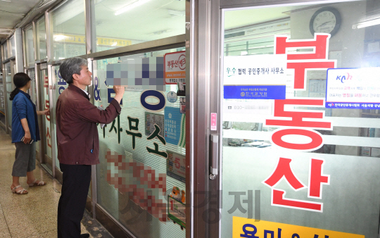 정부 합동 부동산투기단속반이 투기 단속을 시작한 13일 단속반원들이 서울 강남구 개포동 인근 공인중개소들을 둘러보고 있다. 대부분의 중개업소는 단속을 피해 문을 닫았다.   /권욱기자
