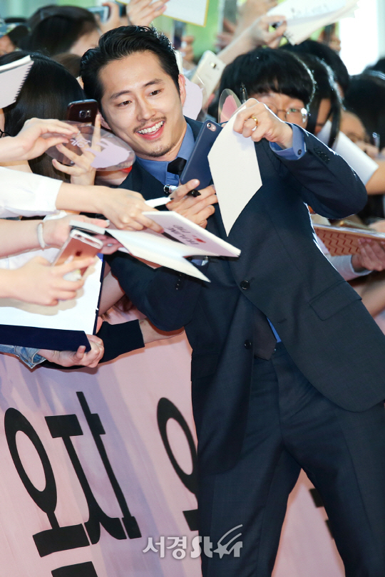 배우 스티븐 연이 13일 오후 서울 영등포구 타임스퀘어에서 열린 영화 ‘옥자(감독 봉준호)’ 레드카펫 행사에 참석하고 있다.