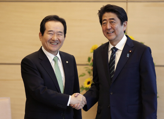 정세균 국회의장이 지난 8일 도쿄 총리공관에서 아베 신조 일본 총리와 만나 악수를 하고 있다. 당시 정 의장은 한일 양국의 미래지향적인 협력을 통해 동반자 관계로 나가자는 뜻을 일본 정부와 공유했다. /도쿄=AP연합뉴스