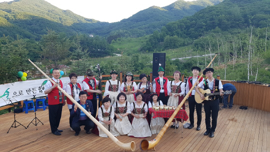 한국알펜요델카메라덴합창단이 국립산림치유원에서 ‘산새와 요들이 있는 봄숲’이라는 요들 공연을 한 후 기념촬영을 하고 있다. 사진제공=한국산림복지진흥원