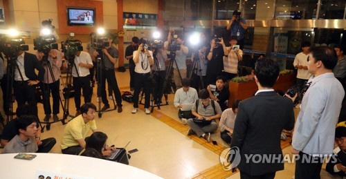 13일 서울 서대문경찰서에서 서현수 형사과장이 연세대 폭발물 사건의 용의자 검거 내용을 기자들에게 브리핑하고 있다.