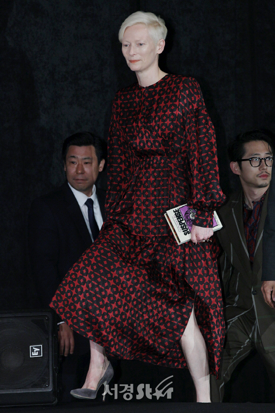 배우 틸다 스윈튼이이 14일 오전 서울 종로구 당주동에 위치한 한 호텔 그랜드볼룸에서 열린 영화 ‘옥자’ 내한 기자회견에 참석했다.