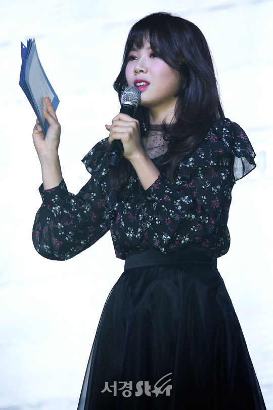 가수 이시은이 14일 오후 서울 마포구 무브홀에서 열린 첫 번째 미니앨범 ‘바람처럼’ 발매 기념 쇼케이스에 참석해 진행을 하고 있다.