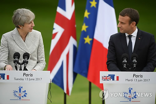 테리사 메이 영국 총리(왼쪽)과 에마뉘엘 마크롱 프랑스 대통령/연합뉴스