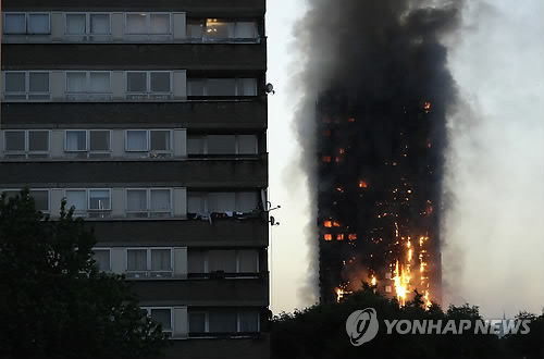 런던에 있는 27층짜리 아파트 건물 ‘그렌펠 타워’의 2층에서 시작된 불이 삽시간에 건물 꼭대기까지 번져 건물 전체가 화염에 휩싸여 있다./연합뉴스