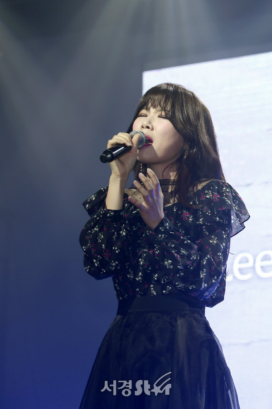가수 이시은이 14일 오후 서울 마포구 무브홀에서 열린 첫 번째 미니앨범 ‘바람처럼’ 발매 기념 쇼케이스에 참석해 무대를 선보이고 있다.