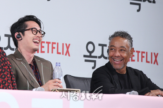 배우 스티븐 연과 지안카를로 에스포지토가 14일 오전 서울 종로구 당주동에 위치한 한 호텔 그랜드볼룸에서 열린 영화 ‘옥자’ 내한 기자회견에 참석했다.