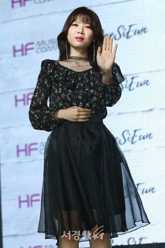 가수 이시은이 14일 오후 서울 마포구 무브홀에서 열린 첫 번째 미니앨범 ‘바람처럼’ 발매 기념 쇼케이스에 참석해 포즈를 취하고 있다.