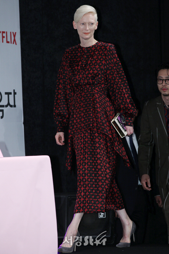 배우 틸다 스윈튼이 14일 오전 서울 종로구 당주동에 위치한 한 호텔 그랜드볼룸에서 열린 영화 ‘옥자’ 내한 기자회견에 참석했다.