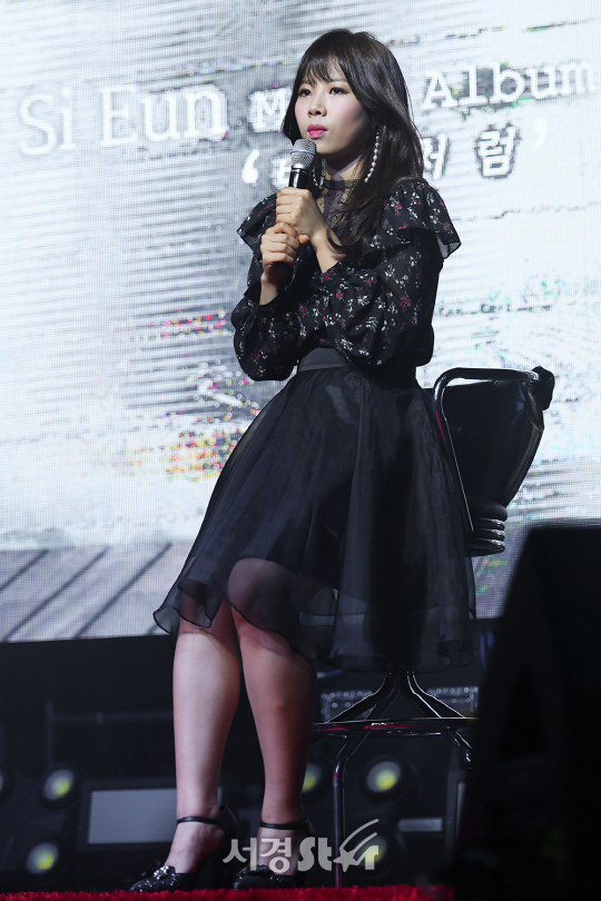 가수 이시은이 14일 오후 서울 마포구 무브홀에서 열린 첫 번째 미니앨범 ‘바람처럼’ 발매 기념 쇼케이스에 참석해 취재진의 질문에 답변을 하고 있다.