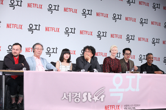 감독 및 배우들이 14일 오전 서울 종로구 당주동에 위치한 한 호텔 그랜드볼룸에서 열린 영화 ‘옥자’ 내한 기자회견에 참석했다.