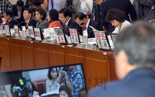 14일 국회에서 열린 도종환 문화체육관광부 장관 후보자 인사청문회에서 야당 의원들이 항의 문구를 노트북에 걸고 청문회에 임하고 있다./이호재기자.