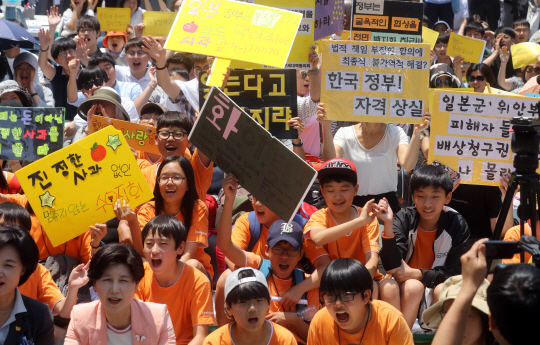 14일 정오 서울 종로구 주한일본대사관 맞은편에서 열린 ‘일본군 위안부 문제 해결을 위한 제1287차 수요집회’에서 초등학생들이 참석해 구호를 외치고 있다. /연합뉴스