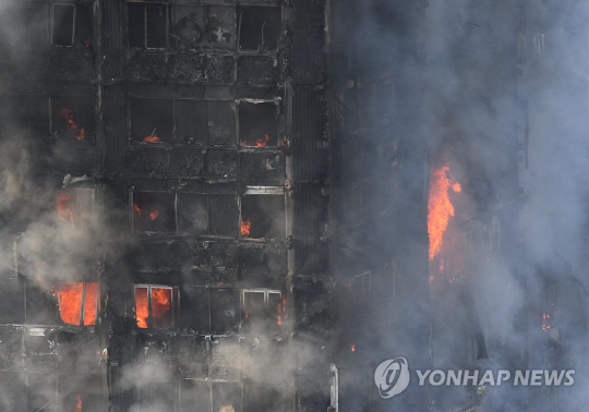 런던 아파트 화재, 사망자 6명 확인…“수습과정서 더 늘어날 수도”