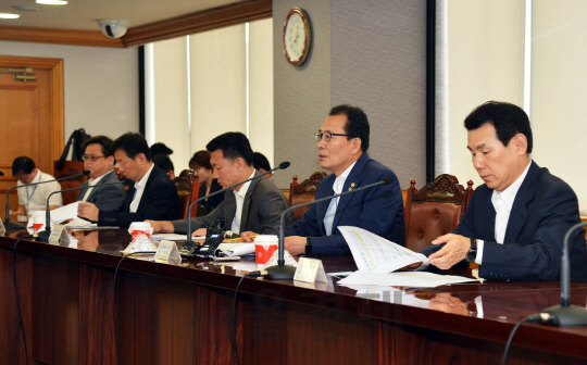 고형권(오른쪽 두번째) 기획재정부 1차관이 15일 오전 서울 은행회관에서 열린 거시경제금융회의에서 발언하고 있다. /사진제공=기재부