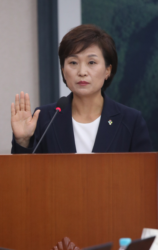 김현미 국토교통부 장관 후보자가 15일 오전 국회에서 열린 인사청문회에서 선서를 하고 있다. /사진=연합뉴스