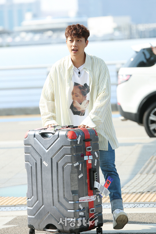 하이라이트 윤두준이 15일 오전 인천 중구 운서동 인천국제공항을 통해 tvN ‘집밥 백선생3’ 촬영차 LA로 출국하고 있다.