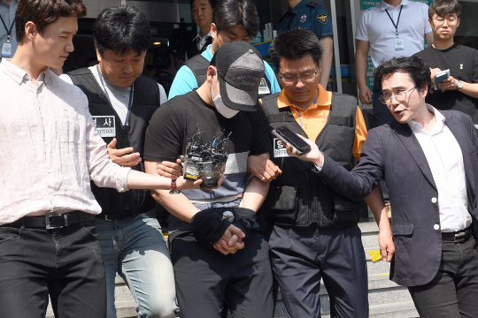 연세대 사제폭발물 사건과 관련해 혐의를 받고 있는 김모(25)씨가 15일 서울 마포구 서부지방법원에서 영장실질심사를 받기 위해 서대문경찰서를 나서고 있다. /이호재기자