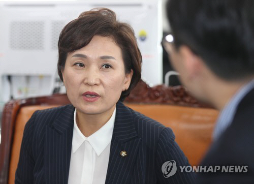 김현미”나도 결혼 11년 만에 집 마련” 청문회 현역 의원 무패 기록 이어가나?