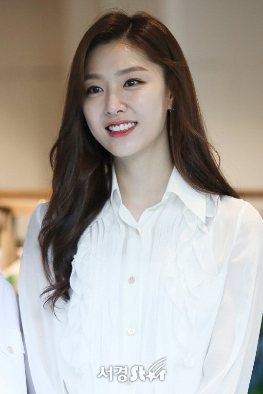 배우 서지혜가 15일 오후 서울 강남구 한 갤러리에서 열린 전시 오프닝 행사에 참석하고 있다.