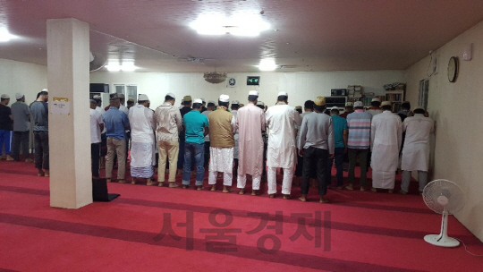 경기도 마석 가구단지에 있는 이슬람 기도처에서 무슬림 외국인노동자들이 기도하고 있다. 이들은 대부분 방글라데시 출신이다. /남양주=안의식기자