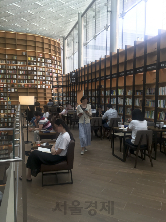 사람들이 별마당도서관에서 음료와 함께 책을 읽고 있다. /우영탁 기자