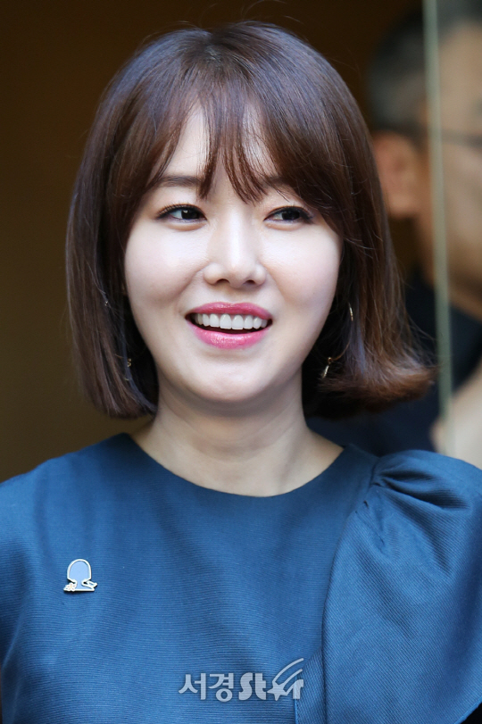 가수 겸 배우 이정현이 15일 오후 서울 강남구 한 갤러리에서 열린 전시 오프닝 행사에 참석하고 있다.
