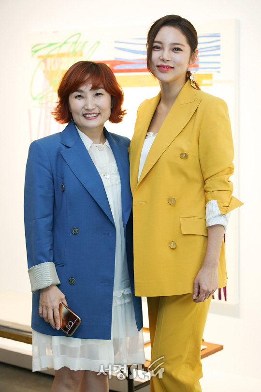 방송인 박경림과 배우 박시연이 15일 오후 서울 강남구 한 갤러리에서 열린 전시 오프닝 행사에 참석해 포즈를 취하고 있다.