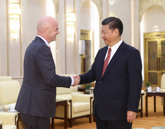 시진핑(오른쪽) 중국 국가주석이 14일 잔니 인판티노 국제축구연맹(FIFA) 회장을 만나고 있다. /베이징=신화연합뉴스