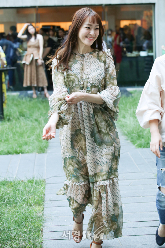 가수 김윤아가 15일 오후 서울 강남구 한 갤러리에서 열린 전시 오프닝 행사에 참석하고 있다.